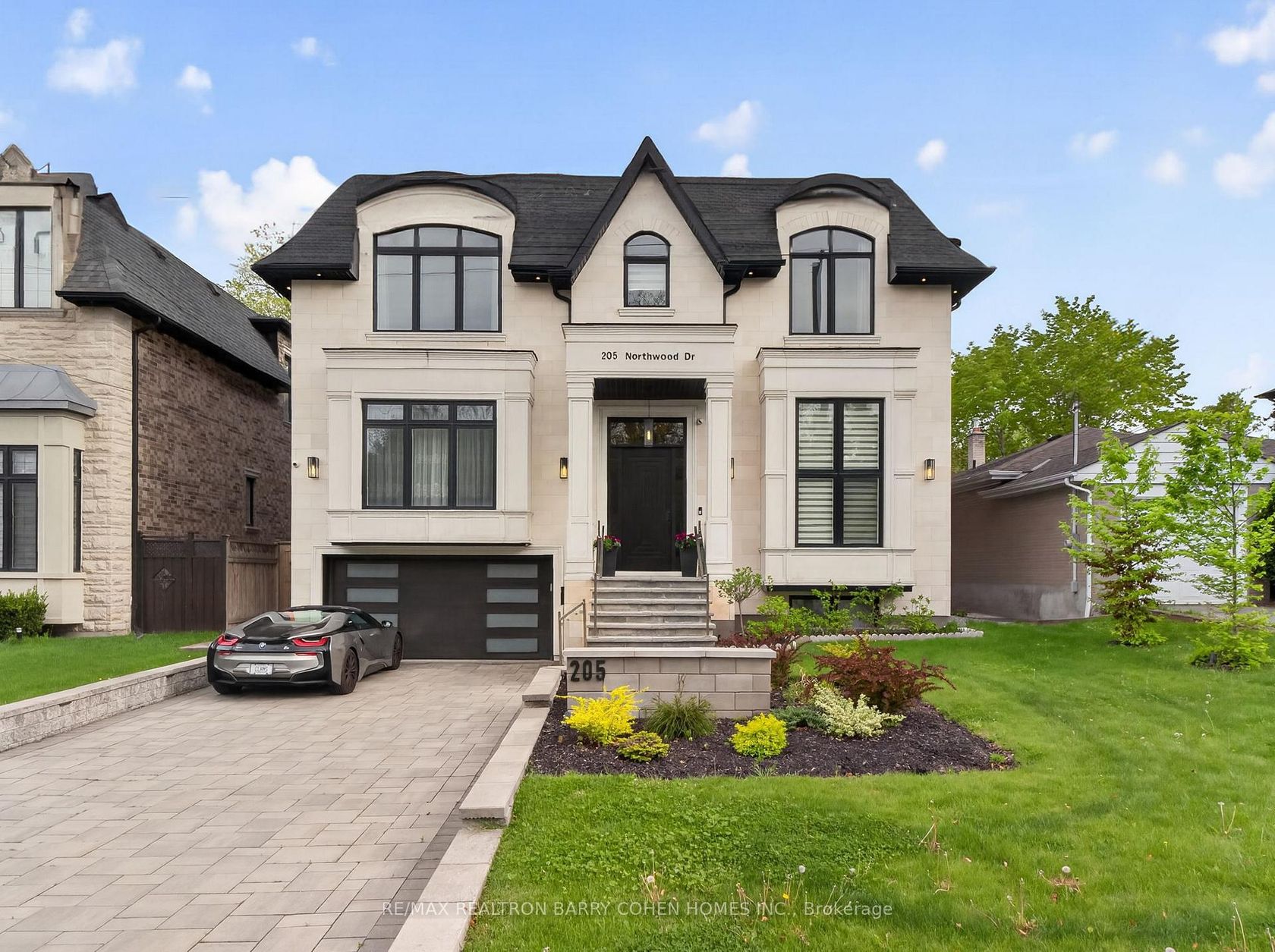 205 Northwood Drive, Newtonbrook East, Toronto photo 2