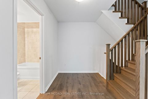 Photo 9 at 46 - 26 Applewood Lane, Etobicoke West Mall, Toronto