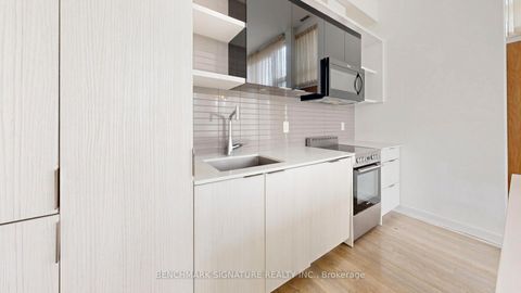 Photo 19 at Th106 - 6 Parkwood Avenue, Casa Loma, Toronto