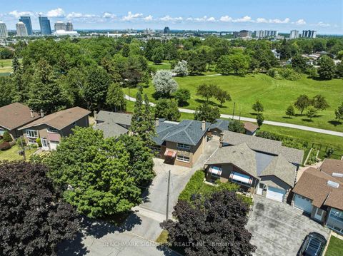 Photo 2 at 51 Baybrook Crescent, Woburn, Toronto