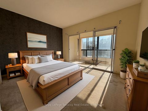 Photo 2 at 10 - 20 Glebe Road W, Eglinton, Toronto