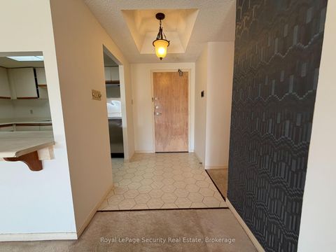Photo 6 at 10 - 20 Glebe Road W, Eglinton, Toronto