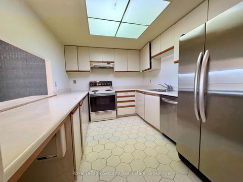 Photo 7 at 10 - 20 Glebe Road W, Eglinton, Toronto