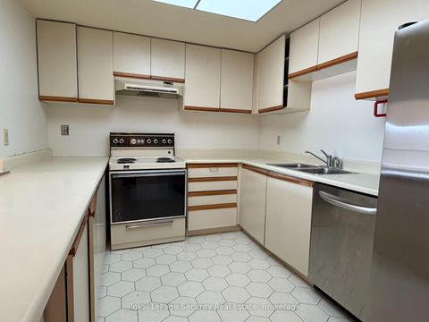 Photo 8 at 10 - 20 Glebe Road W, Eglinton, Toronto