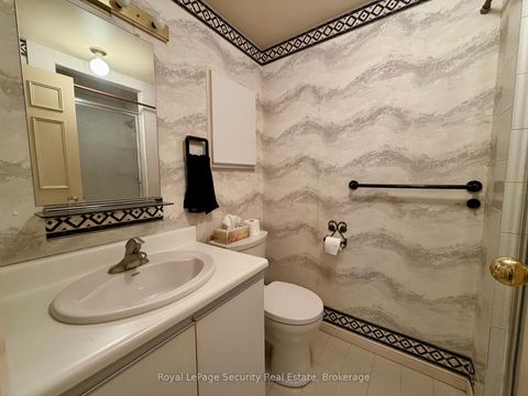 Photo 11 at 10 - 20 Glebe Road W, Eglinton, Toronto