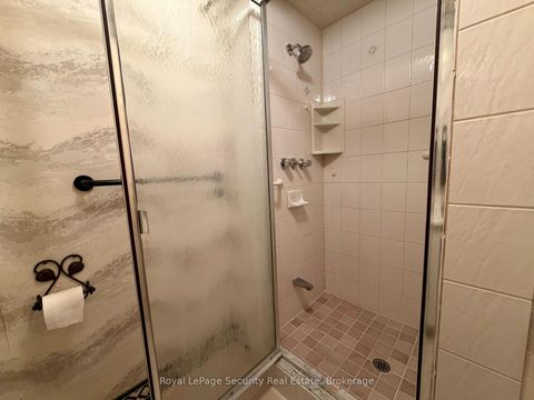 Photo 12 at 10 - 20 Glebe Road W, Eglinton, Toronto