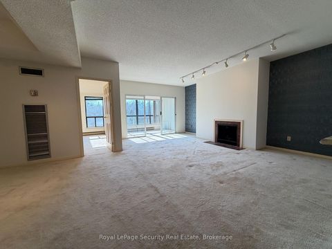 Photo 13 at 10 - 20 Glebe Road W, Eglinton, Toronto