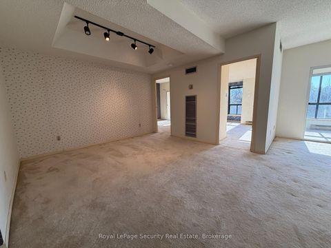 Photo 14 at 10 - 20 Glebe Road W, Eglinton, Toronto