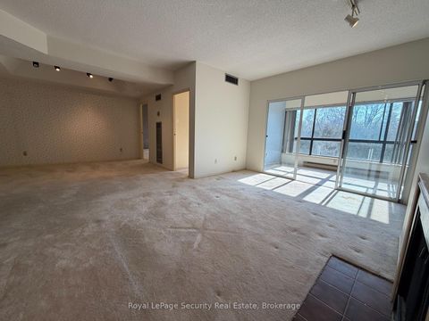 Photo 15 at 10 - 20 Glebe Road W, Eglinton, Toronto