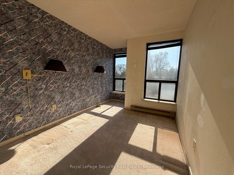 Photo 22 at 10 - 20 Glebe Road W, Eglinton, Toronto