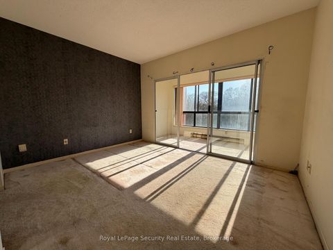 Photo 24 at 10 - 20 Glebe Road W, Eglinton, Toronto