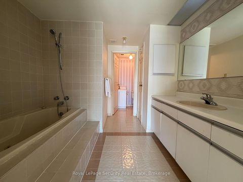 Photo 29 at 10 - 20 Glebe Road W, Eglinton, Toronto
