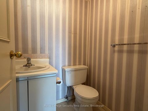 Photo 31 at 10 - 20 Glebe Road W, Eglinton, Toronto