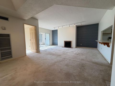 Photo 32 at 10 - 20 Glebe Road W, Eglinton, Toronto