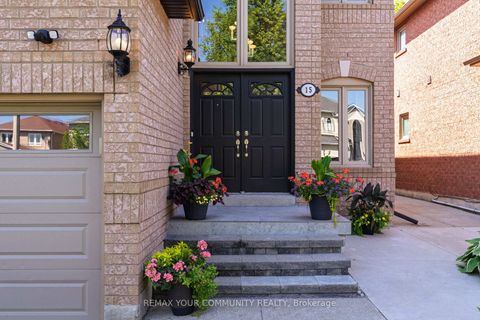 Photo 1 at 15 Klamath Court, Maple, Vaughan