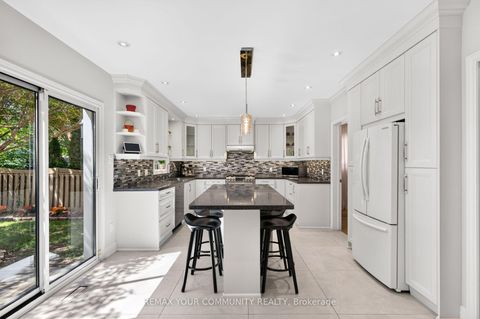 Photo 3 at 15 Klamath Court, Maple, Vaughan