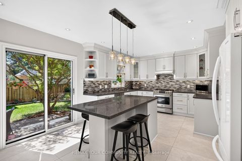Photo 4 at 15 Klamath Court, Maple, Vaughan