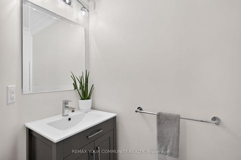 Photo 13 at 15 Klamath Court, Maple, Vaughan