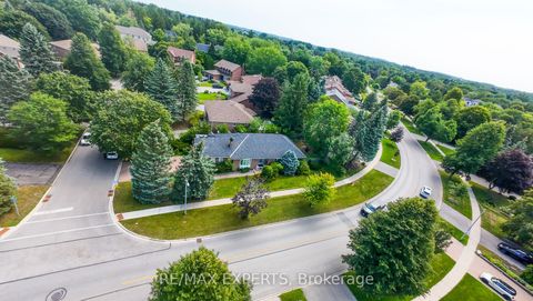 Photo 3 at 284 Murray Drive, Aurora Village, Aurora