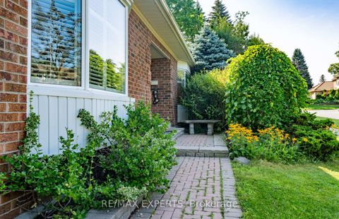 Photo 4 at 284 Murray Drive, Aurora Village, Aurora