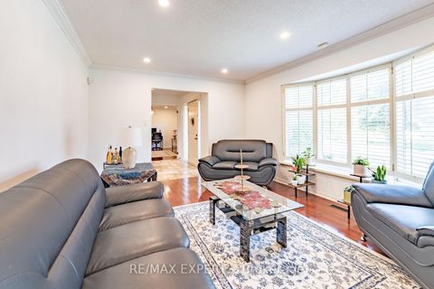 Photo 9 at 284 Murray Drive, Aurora Village, Aurora