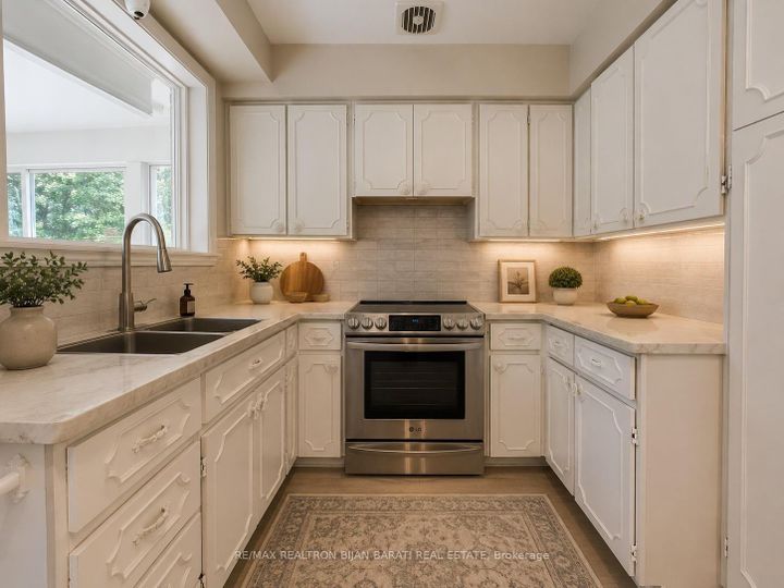 Photo 6 at 33 Sumner Heights Drive, Bayview Village, Toronto