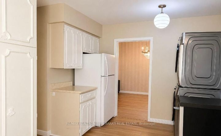 Photo 8 at 33 Sumner Heights Drive, Bayview Village, Toronto