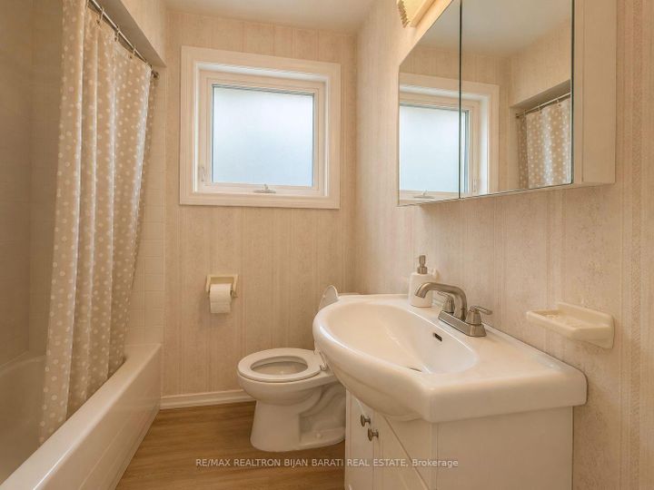 Photo 13 at 33 Sumner Heights Drive, Bayview Village, Toronto