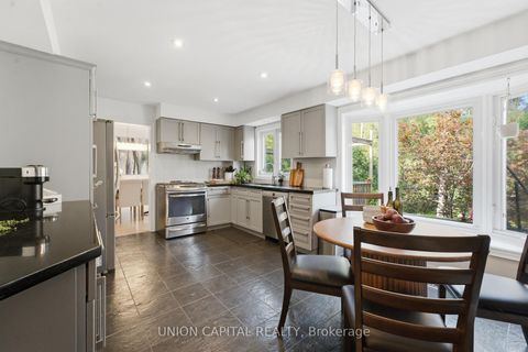 Photo 2 at 22 Cynthia Crescent, Oak Ridges, Richmond Hill
