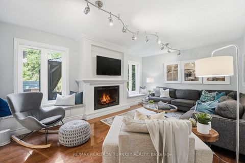 Photo 2 at 818 Exceller Circle, Wyndham, Newmarket