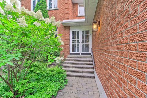 Photo 3 at 19 Crystal Drive N, Mill Pond, Richmond Hill