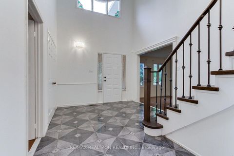 Photo 6 at 19 Crystal Drive N, Mill Pond, Richmond Hill