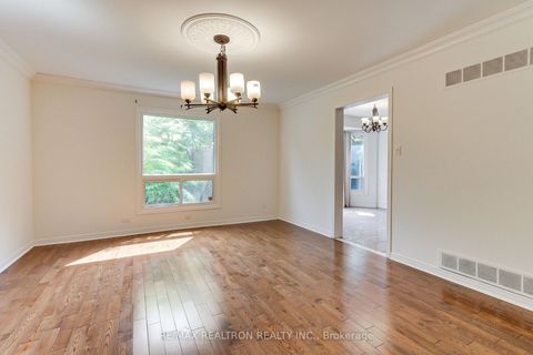 Photo 10 at 19 Crystal Drive N, Mill Pond, Richmond Hill