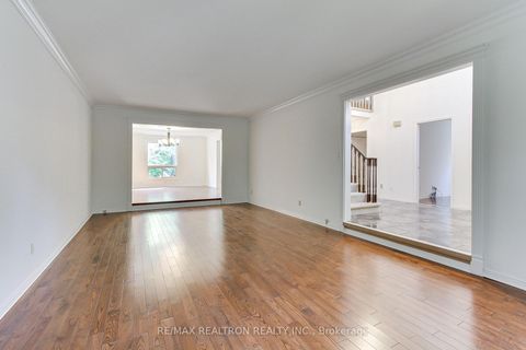 Photo 11 at 19 Crystal Drive N, Mill Pond, Richmond Hill