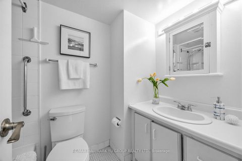Photo 16 at 401 - 15 Vicora Linkway, Flemingdon Park, Toronto