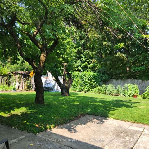 Photo 10 at 65 Ridge Point Crescent, Amesbury, Toronto