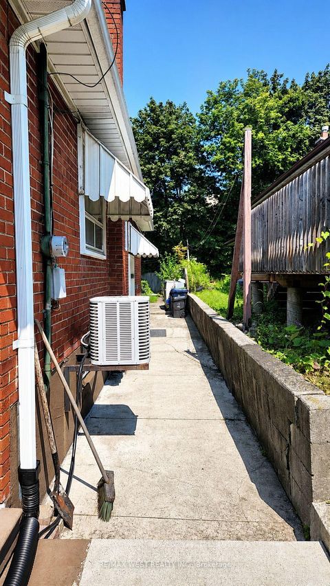 Photo 11 at 65 Ridge Point Crescent, Amesbury, Toronto