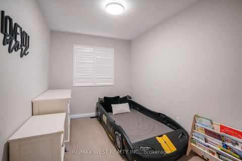 Photo 4 at 8 Jensen Court, Maple, Vaughan