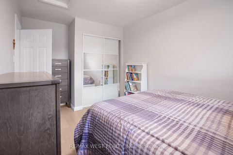 Photo 7 at 8 Jensen Court, Maple, Vaughan