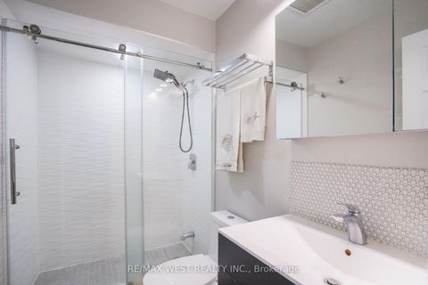 Photo 9 at 8 Jensen Court, Maple, Vaughan