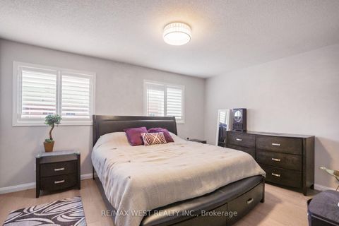 Photo 10 at 8 Jensen Court, Maple, Vaughan