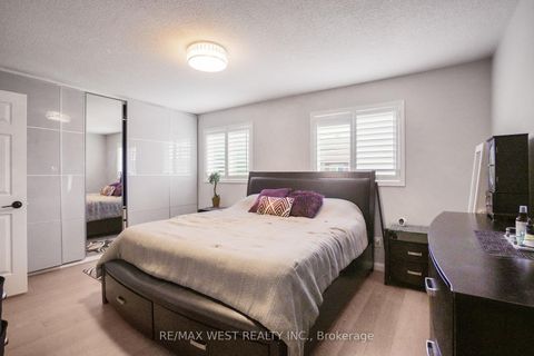 Photo 11 at 8 Jensen Court, Maple, Vaughan