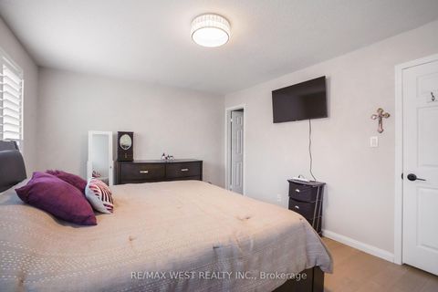 Photo 12 at 8 Jensen Court, Maple, Vaughan
