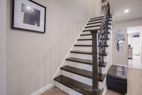 Photo 15 at 8 Jensen Court, Maple, Vaughan