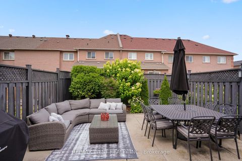 Photo 18 at 8 Jensen Court, Maple, Vaughan