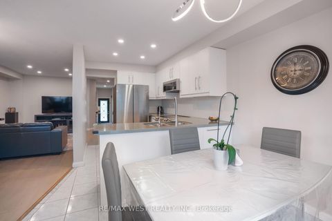 Photo 19 at 8 Jensen Court, Maple, Vaughan