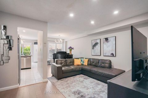 Photo 22 at 8 Jensen Court, Maple, Vaughan