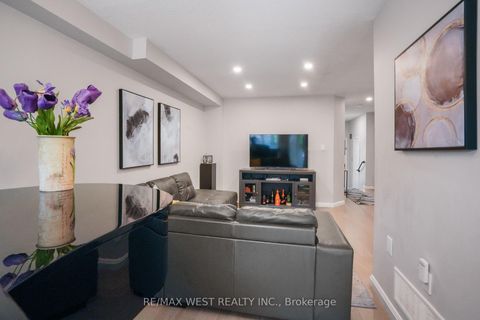 Photo 23 at 8 Jensen Court, Maple, Vaughan