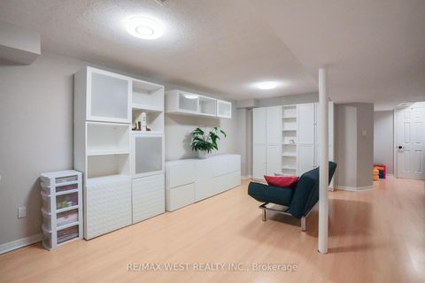 Photo 26 at 8 Jensen Court, Maple, Vaughan