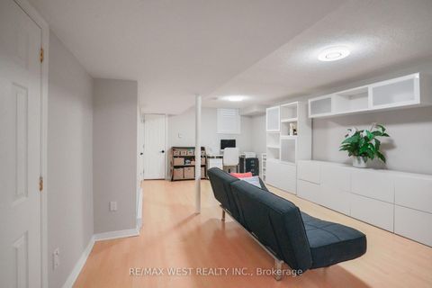 Photo 29 at 8 Jensen Court, Maple, Vaughan